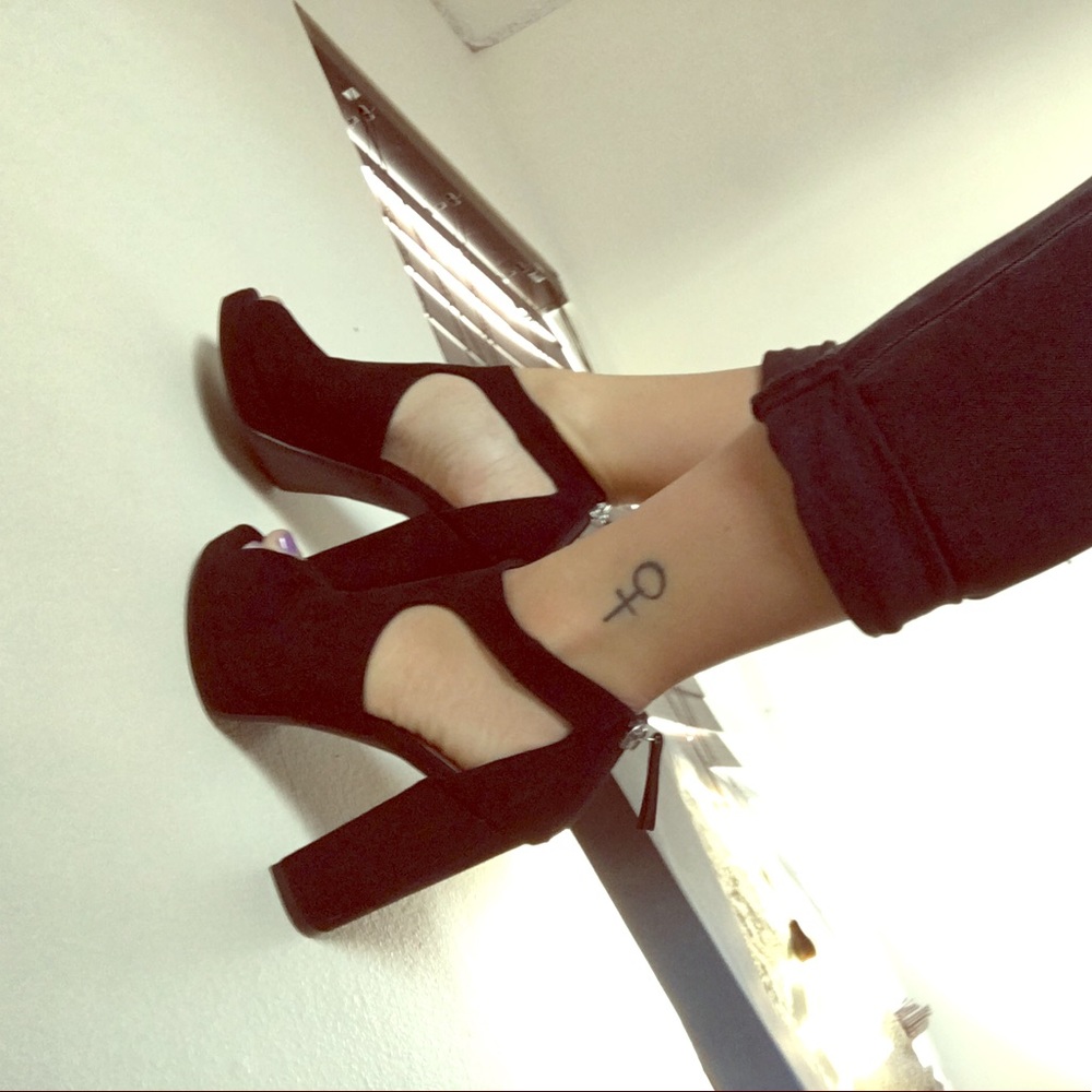 Block heel cut-out heels